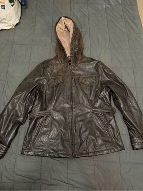 Brown leather jacket with hood and pockets. Size: L #leatherjacket #outerwear